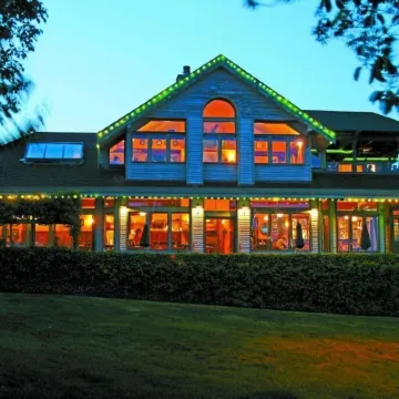Spinnakers Brewpub & Guesthouses
