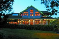 Spinnakers Brewpub & Guesthouses Hotel dekat Spa A'lita