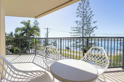 Bayview Beach Holiday Apartments Hotels near Sunglass Hut Harbour Town Premium Outlets