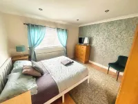 2 Bed House - Sleeps 4 - Parking - Pets - Garden