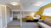 Central 3-Bed Apartment - Free Parking