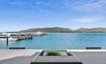 Reef - Waterfront City Pool Sauna & Gym