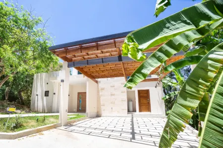 West Bay Breeze 3 Bedroom Home by Redawning