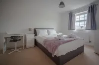 The Robin Coach House by RentMyHouse Hotels near Violette Szabo GC Museum
