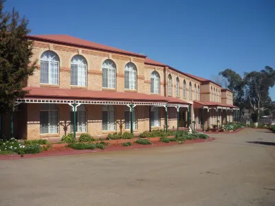Heritage Motor Inn Goulburn Hotel dekat Goulburn Historic Waterworks