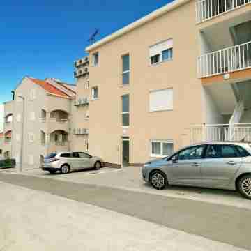 Bacan Family Apartments Hotel Exterior