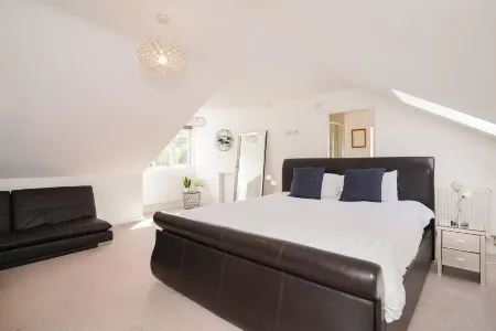 House with Hottub, Sauna & Pool Table