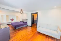 The Pub with Private Yard & Parking, Near the Falls & Casino by Niagara Hospitality