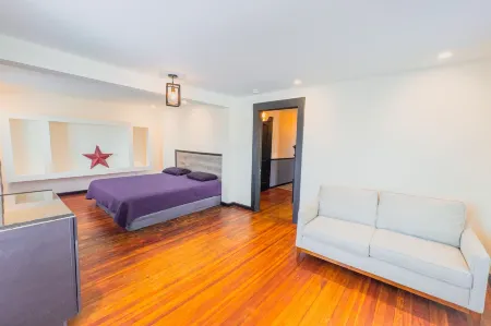 The Pub with Private Yard & Parking, Near the Falls & Casino by Niagara Hospitality