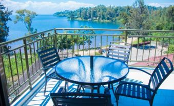 Twin and Intimate Room with Nice Balcony - View on the Lake