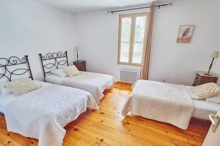 Mas du Versadou Отели рядом с достопримечательностью «Abbatiale de Saint Gilles»