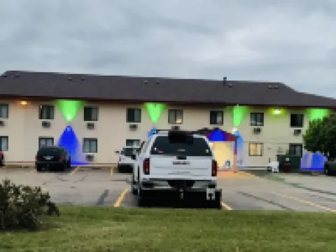 Budget Host Inn Hotels in Wright County