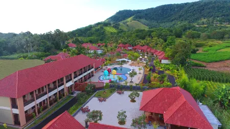 Dayang Resort Singkawang Отели в г. Sedau