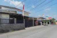 RedDoorz Syariah Near Tugu Pandanwangi Cianjur Hotels in Cugenang