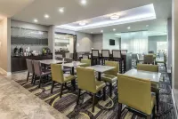 La Quinta Inn & Suites by Wyndham Arlington North 6 Flags Dr