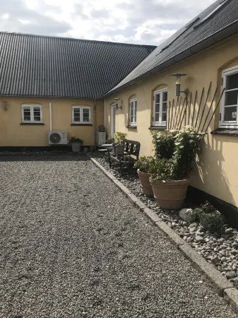 Strandsegård Ferielejlighed Отели в г. Rorvig