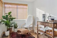 Linden Hills Edina. Remolded Home Near the Lakes. King Bed. Sleeps 10.