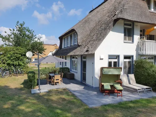 Thatched roof, 2 floors, 82m², private terrace, WiFi, 6 people, 2 bedrooms, large bathroom, فنادق في Stolpe auf Usedom