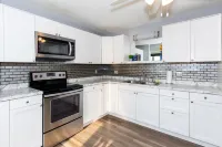 Steps to Waterfront and Vibrant Dining Scene - Charming Cozy Escape Hotels in Sandusky
