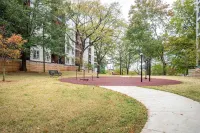 Cozy Living Space with Balcony and Modern Amenities - Charming Urban Oasis Hotels in Druid Hills