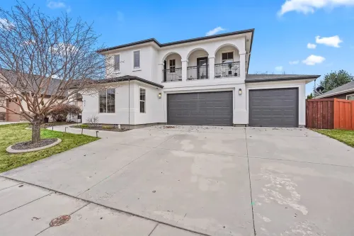 Large Modern 5 Bedroom Custom Home Centrally locat