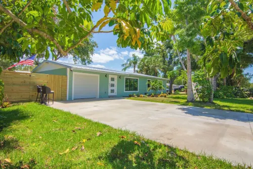 Charming, Fully Renovated  3bd/2bth house in awesome Vero Beach. Dogs welcome!