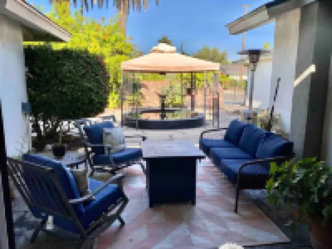 Pool and Jacuzzi in Peaceful Courtyard - Charming Oasis Retreat