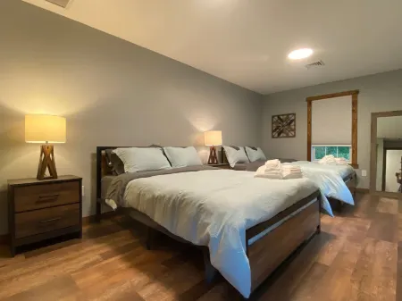 Spacious House with Dual Kitchens and Large Projector - Exquisite Getaway Отели рядом с достопримечательностью «Karabin Farms»