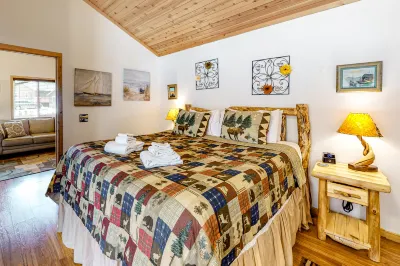 Cozy cabin for two with private hot tub and central location
