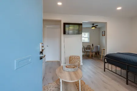 Pool, Free Parking and Close to Downtown - Cozy Urban Retreat