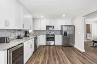 Near ATL | 4k TVs | Fast WiFi | King Bed Hotels in DeKalb County