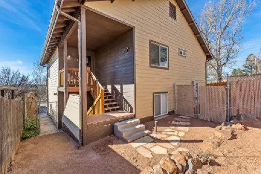 Private Backyard and Balcony Oasis - Charming Cozy Retreat