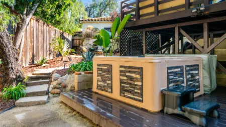 Private Backyard, Hot Tub and Modern Kitchen Amenities - Gorgeous Oasis