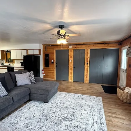 Cozy 1-bedroom apartment unit C, sleeps 6  across from famous Cody Nite Rodeo!