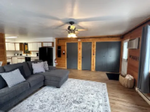 Cozy 1-bedroom apartment unit C, sleeps 6  across from famous Cody Nite Rodeo!