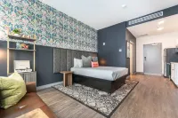 Radiant Escape with Stunning Windows - Charming Urban Retreat