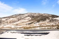 Private Rooftop Deck and Breathtaking Views - Stunning Mountain Escape Hotels in Silverthorne