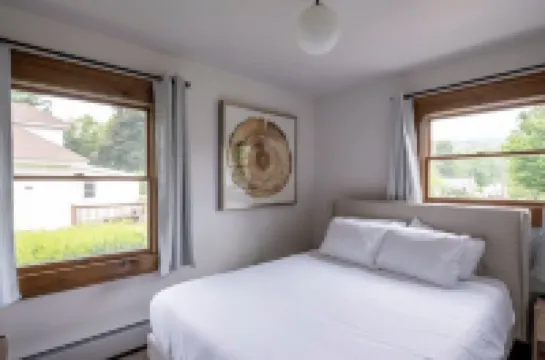 Stunning Mountain Views and Cozy Fireplace - Charming Getaway