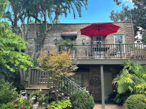 Downtown Savannah Carriage House near Forsyth Park