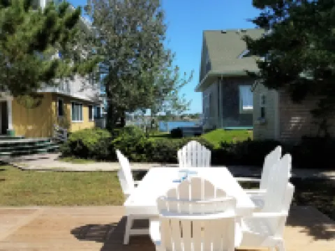 Charming Island Cottage with Harbor Access - Inviting Historic Retreat