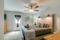 Full Kitchen and Fenced Backyard - Spacious Family Retreat Hotel di Clarksville