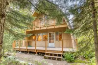 Creek-side mountain cabin with fireplace, balcony & full kitchen - near hiking Hôtels à : Rhododendron