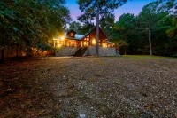 Cozy Cabin with Fire Pit and Hot Tub - Stunning Haven Hoteles en Condado de McCurtain