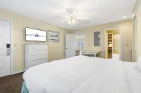 Charming Lakefront Access and Mini Golf - Delightful Ozark Getaway Hotels in Pine B Township