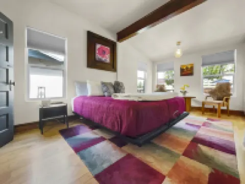 Charming Cottage with Hot Tub and Spacious Backyard - Cozy Retreat