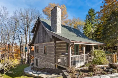 Charming Cabin with Hot Tub and Scenic Decks - Cozy Mountain Retreat Hotels near Hawksnest Snow Tubing and Zipline