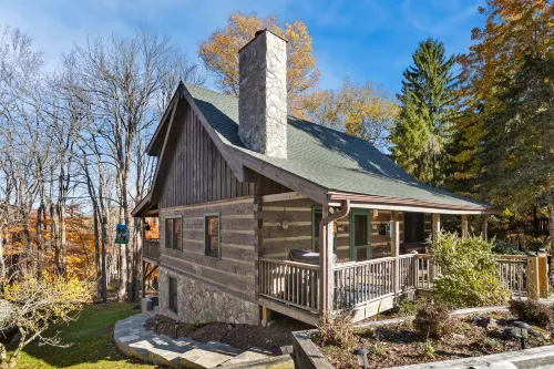 Charming Cabin with Hot Tub and Scenic Decks - Cozy Mountain Retreat