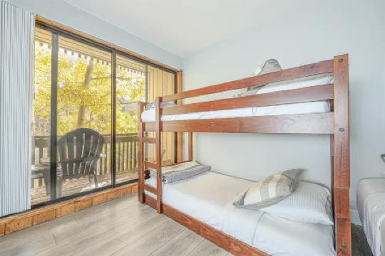 Breathtaking Mountain Views and Cozy Ambiance - Inviting Mountain Retreat