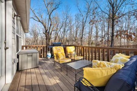 Charming Outdoor Oasis and Proximity to Trails - Delightful Escape