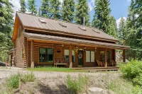 Spacious Deck by Year-Round Creek - Charming Blue River Cabin